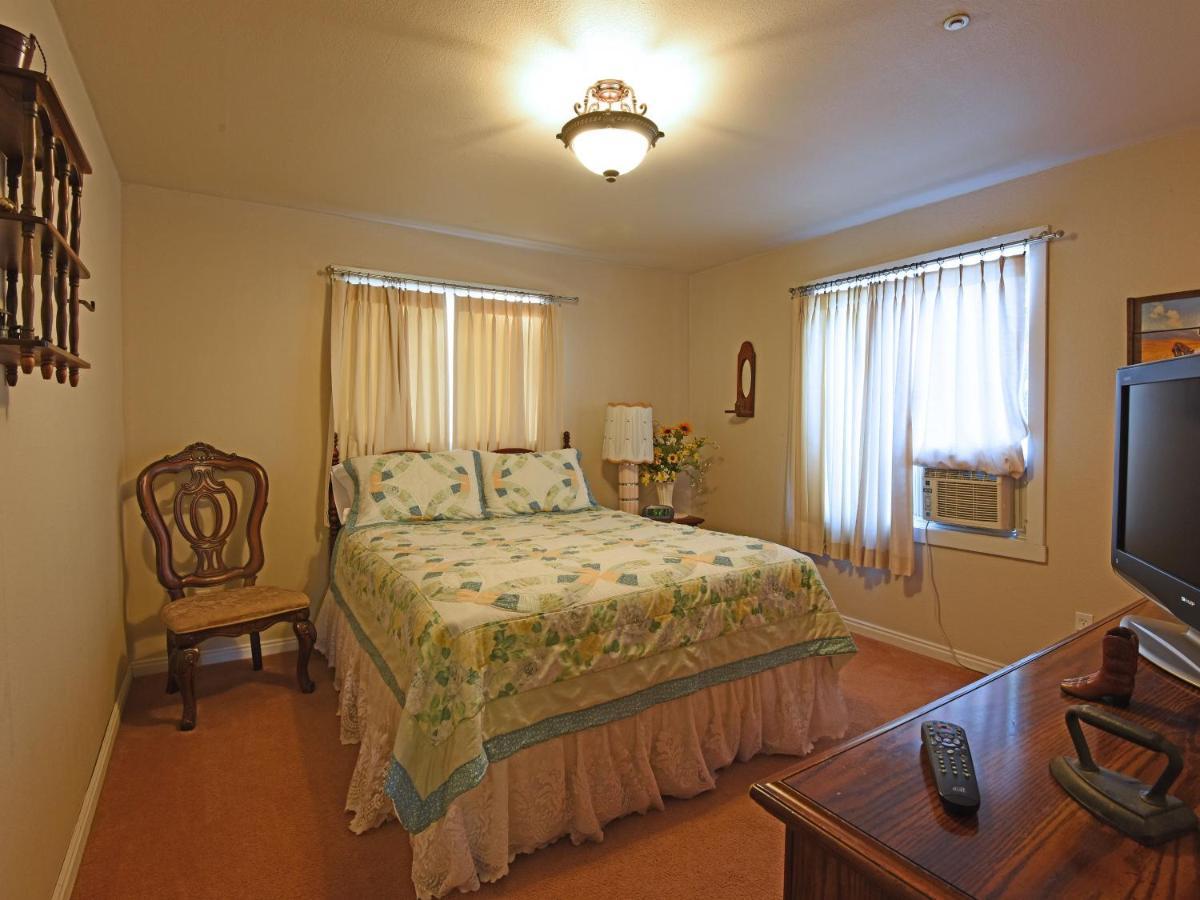Pine Tree Inn Panaca Номер фото